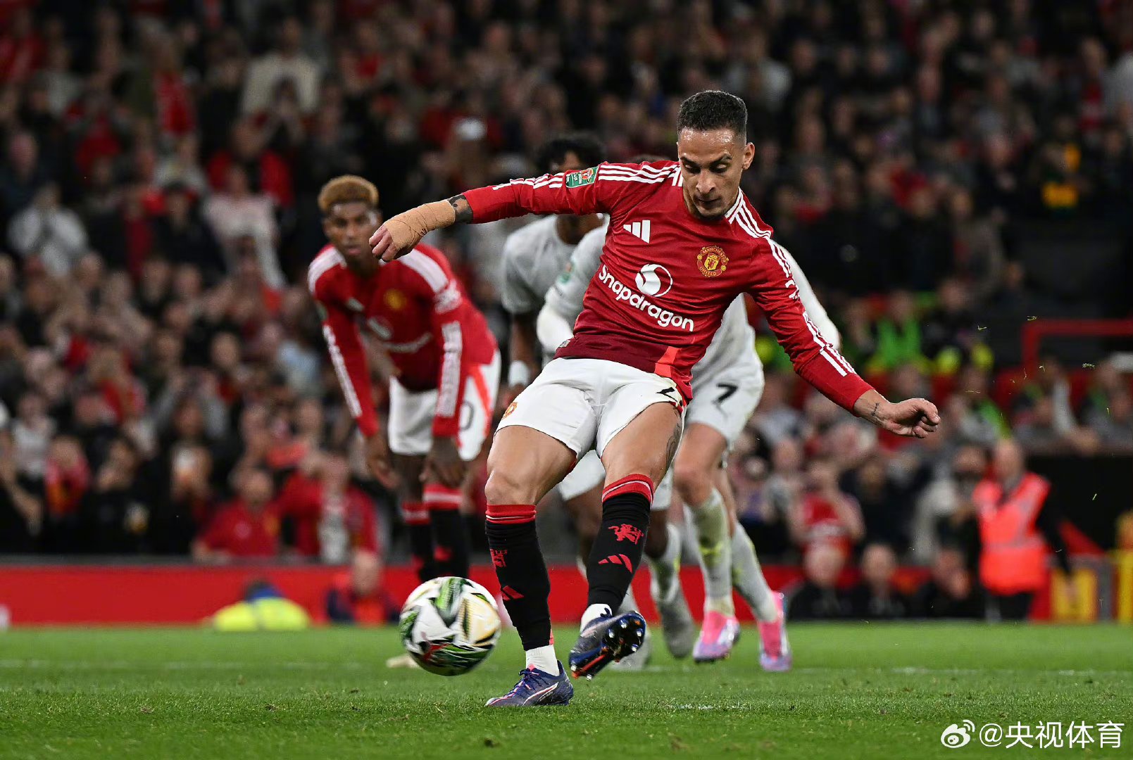 包含凯恩赛事官方发布惊险取胜新规，曼联争议不断！的词条